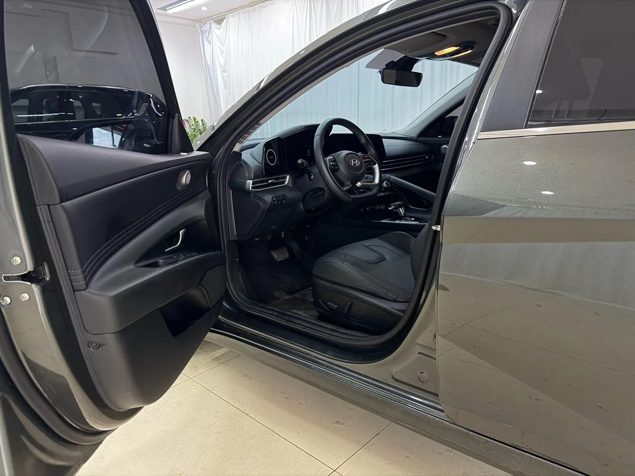 Hyundai 2022 Elantra -3-compartment 1.5 stepless LUX premium automatic gear 7