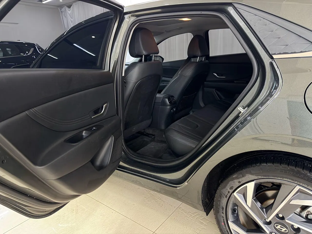 Hyundai 2022 Elantra -3-compartment 1.5 stepless LUX premium automatic gear 8