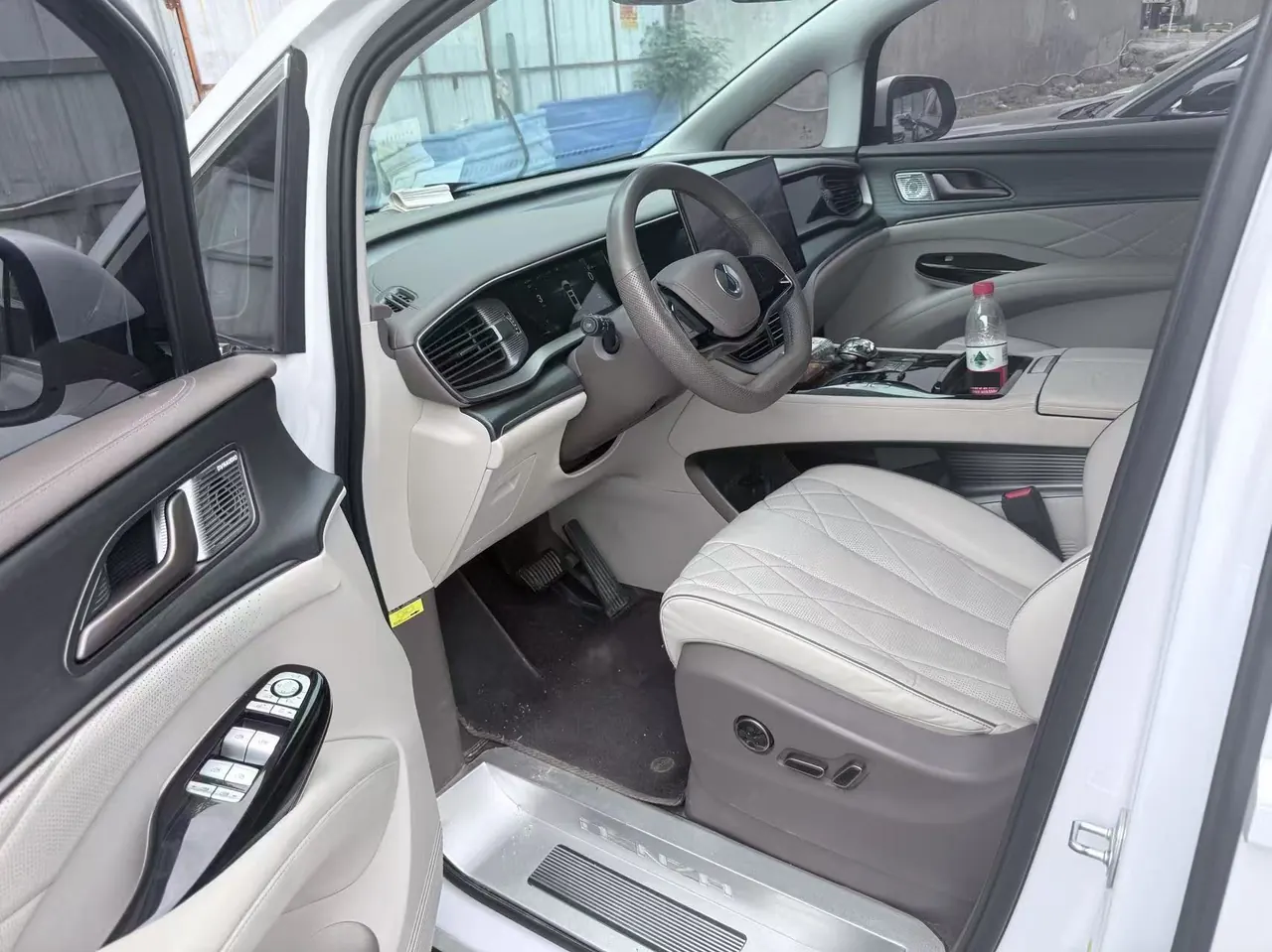 Denza 2022 Denza D9 DM-i 1.5T Stepless 970 Four-wheel Drive Honorable Automatic Gear 3