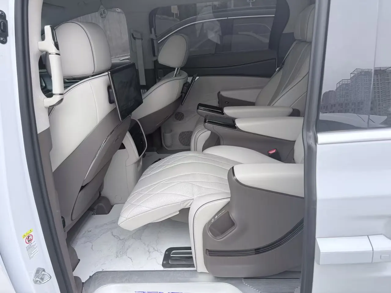 Denza 2022 Denza D9 DM-i 1.5T Stepless 970 Four-wheel Drive Honorable Automatic Gear 4