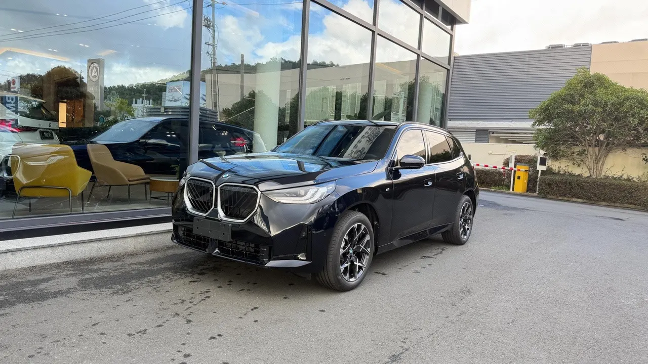 打开图片灯箱：BMW 2026 X3 xDrive25L 2.0T M sports obsidian night suit automatic gear
