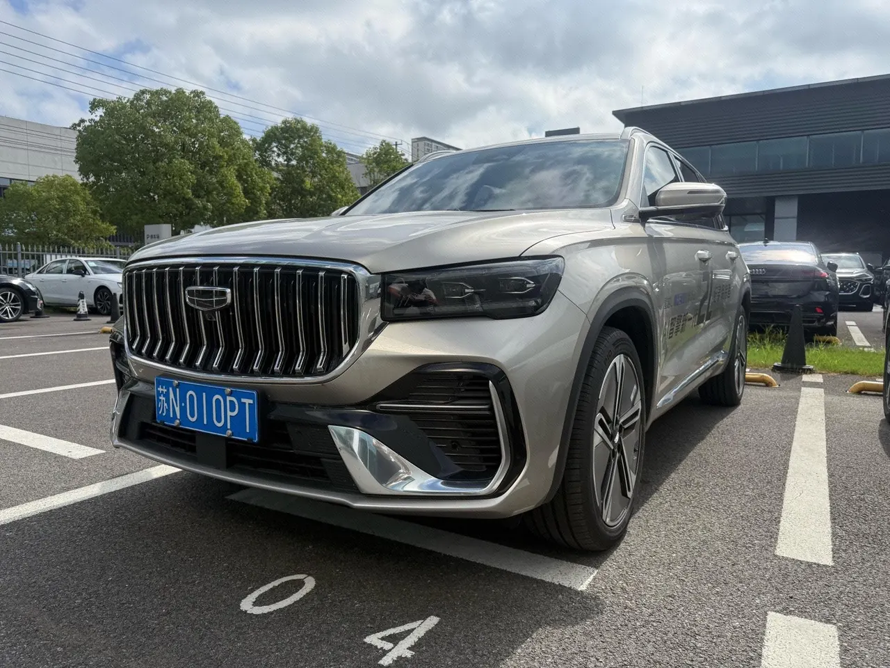 Open image lightbox: Geely 2026 XingyueL (Monjaro) I-HEV 1.5T Zhiqing Hybrid Star Han Edition Automatic Gear