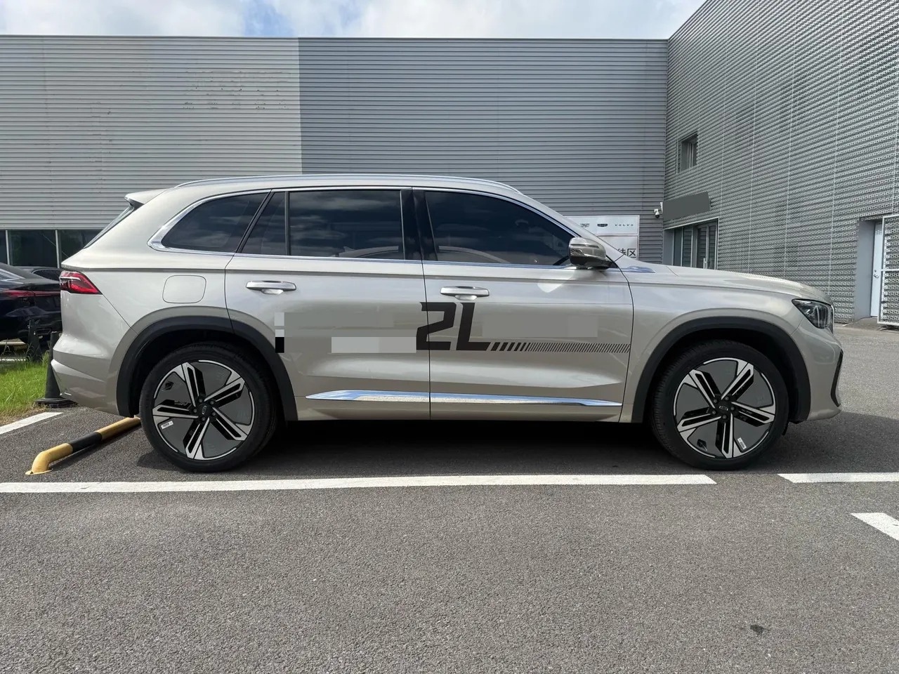 Geely 2026 XingyueL (Monjaro) I-HEV 1.5T Zhiqing Hybrid Star Han Edition Automatic Gear 3
