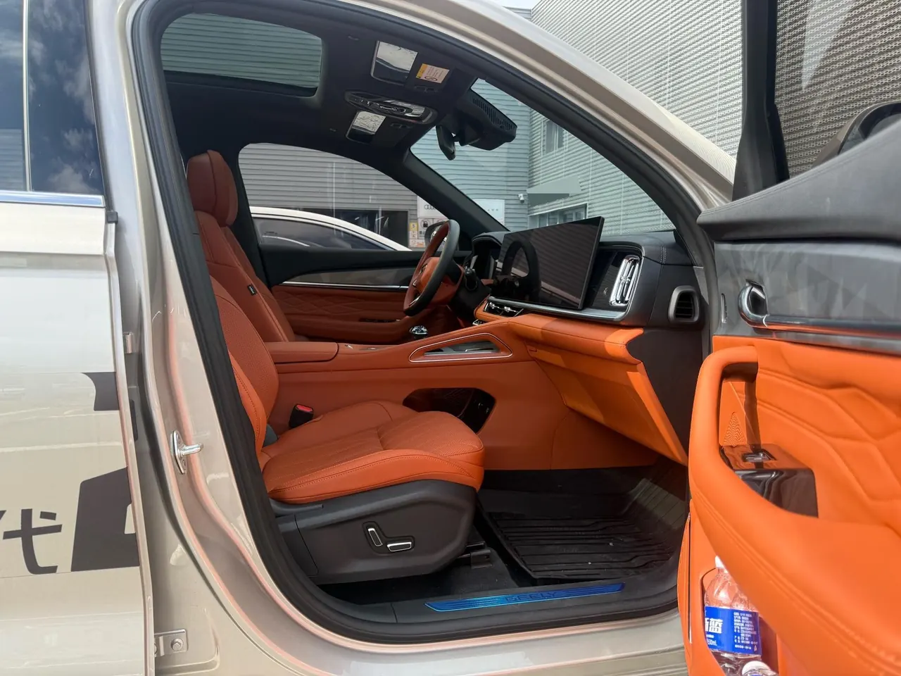 Geely 2026 XingyueL (Monjaro) I-HEV 1.5T Zhiqing Hybrid Star Han Edition Automatic Gear 4
