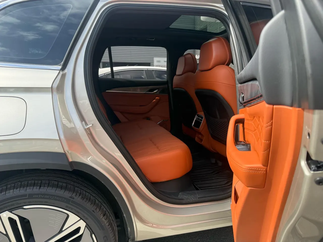 Geely 2026 XingyueL (Monjaro) I-HEV 1.5T Zhiqing Hybrid Star Han Edition Automatic Gear 5