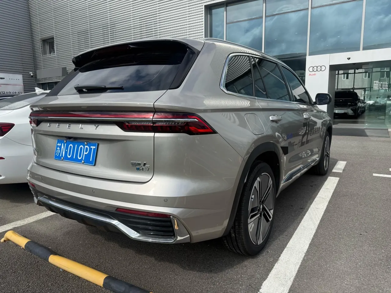 Geely 2026 XingyueL (Monjaro) I-HEV 1.5T Zhiqing Hybrid Star Han Edition Automatic Gear 6