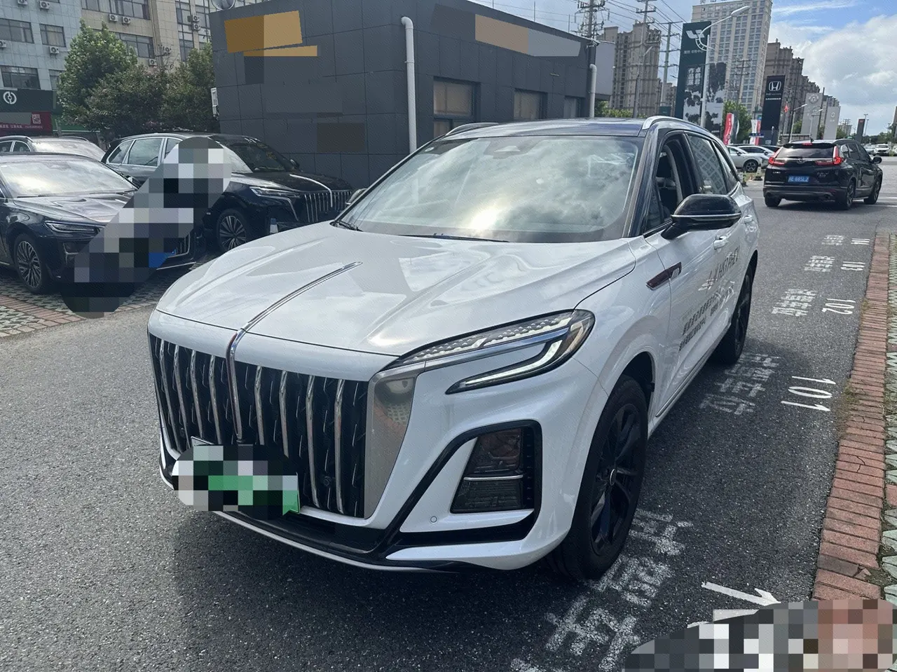 Open image lightbox: HongQi 2025 HS3 PHEV 1.5T 117km Strong for PLUS Edition Automatic Gear