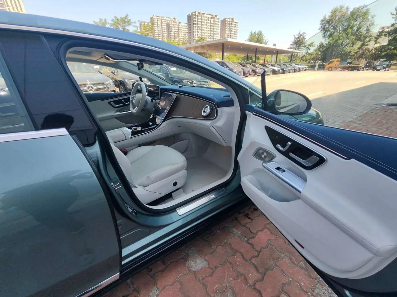 Mercedes Benz 2025 EQE 500 4MATIC EQE 500 4MATIC Deluxe Edition Automatic Gear 7