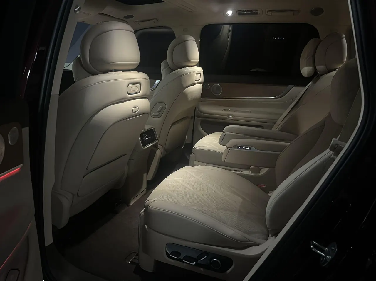 AITO 2025 AITO M9 extended range Ultra version 52kWh6 seat version automatic gear 4
