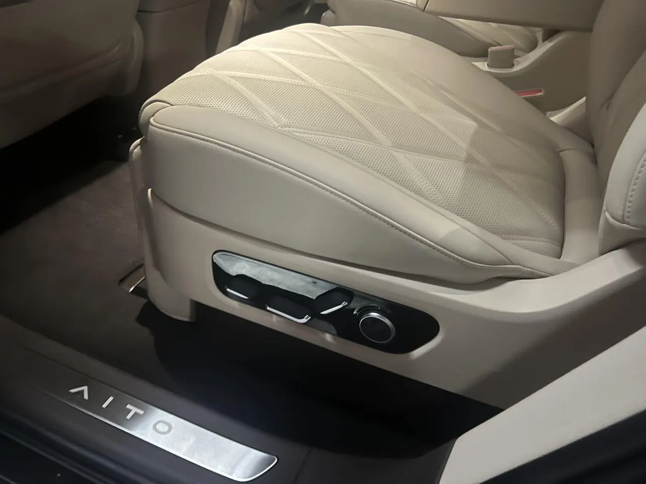 AITO 2025 AITO M9 extended range Ultra version 52kWh6 seat version automatic gear 6