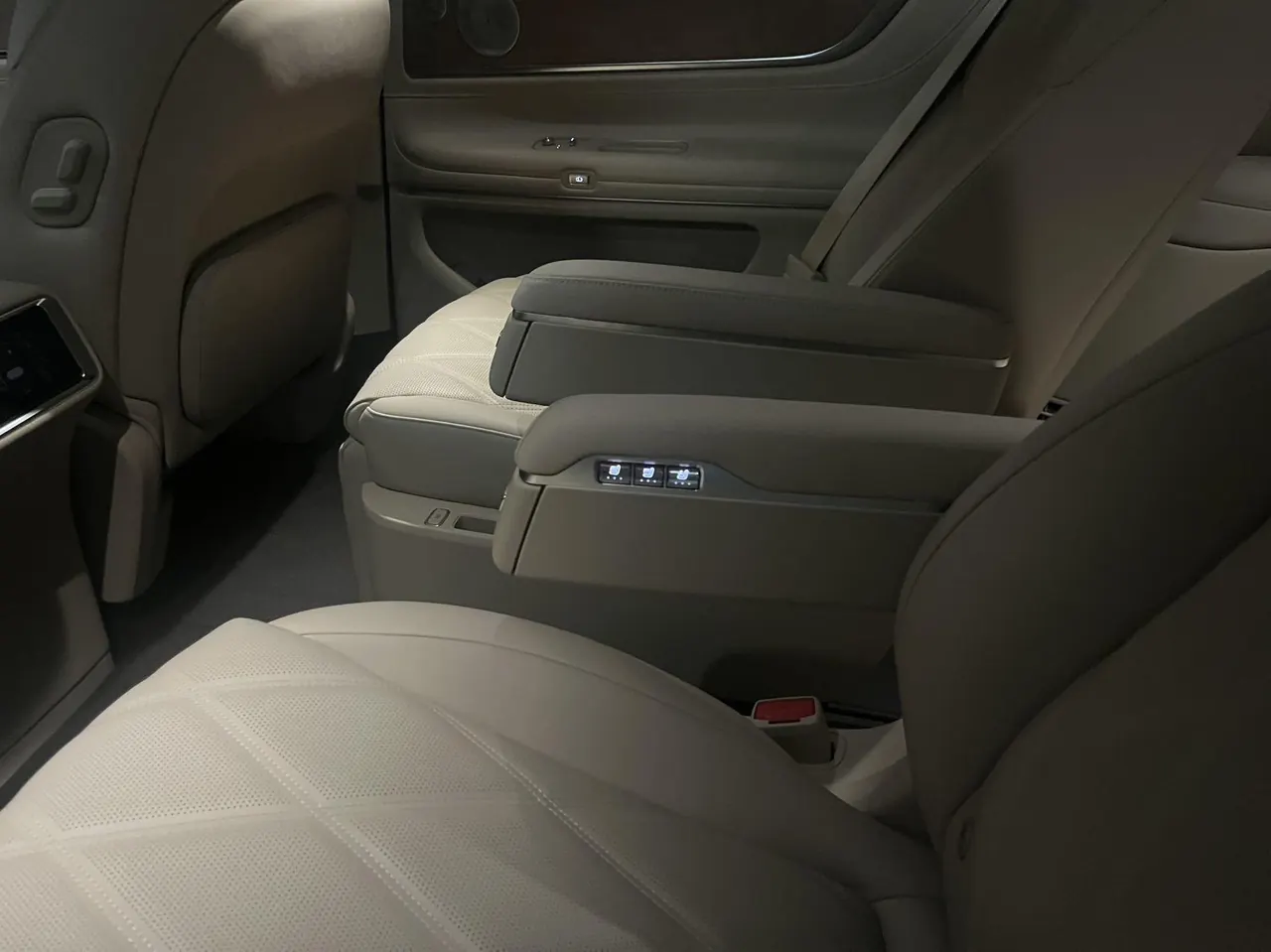 AITO 2025 AITO M9 extended range Ultra version 52kWh6 seat version automatic gear 7