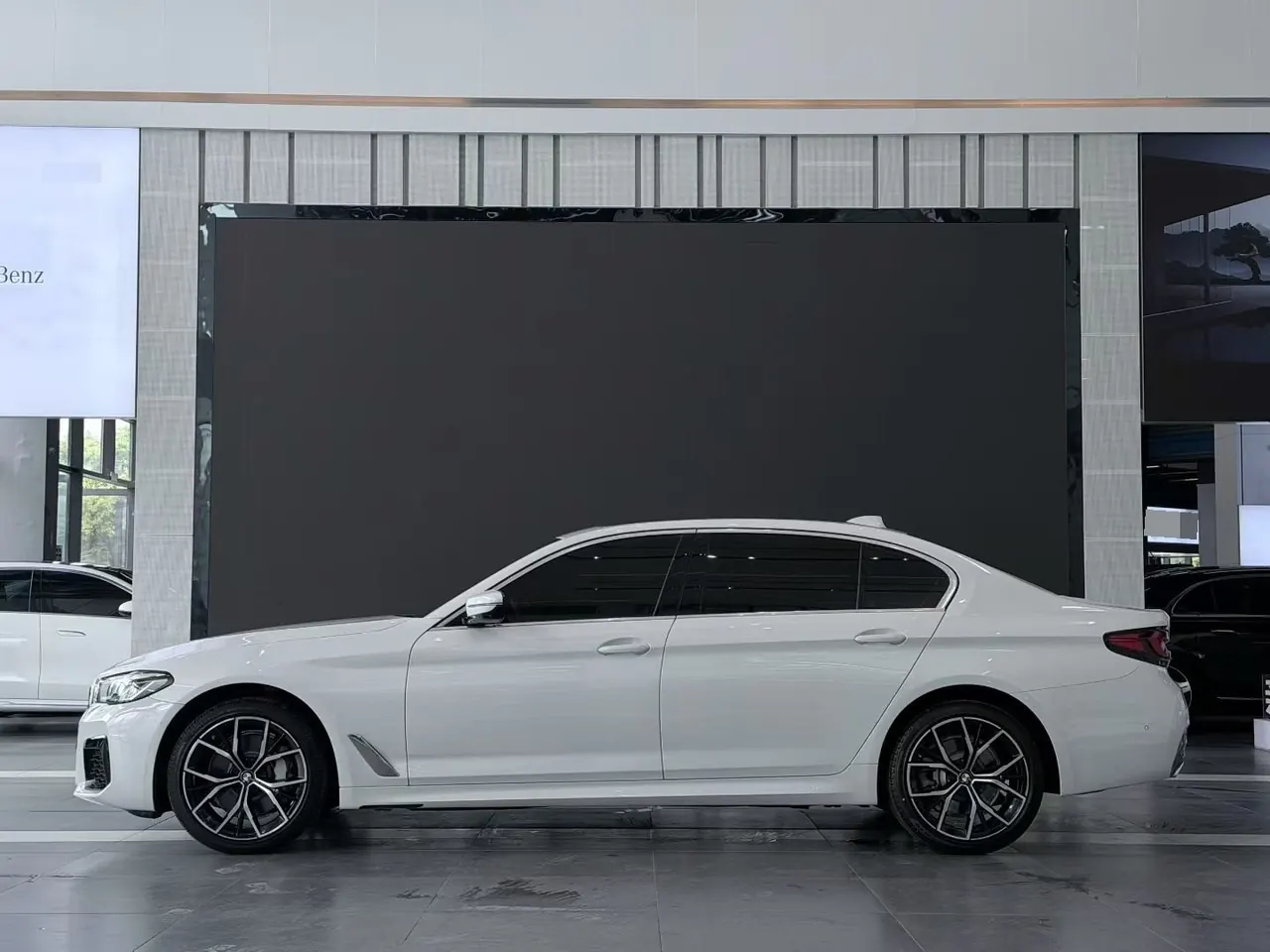 BMW 5 Series 2023 530Li 2.0T Exclusive M Sports Suit (Modified) Automatic Gear 3