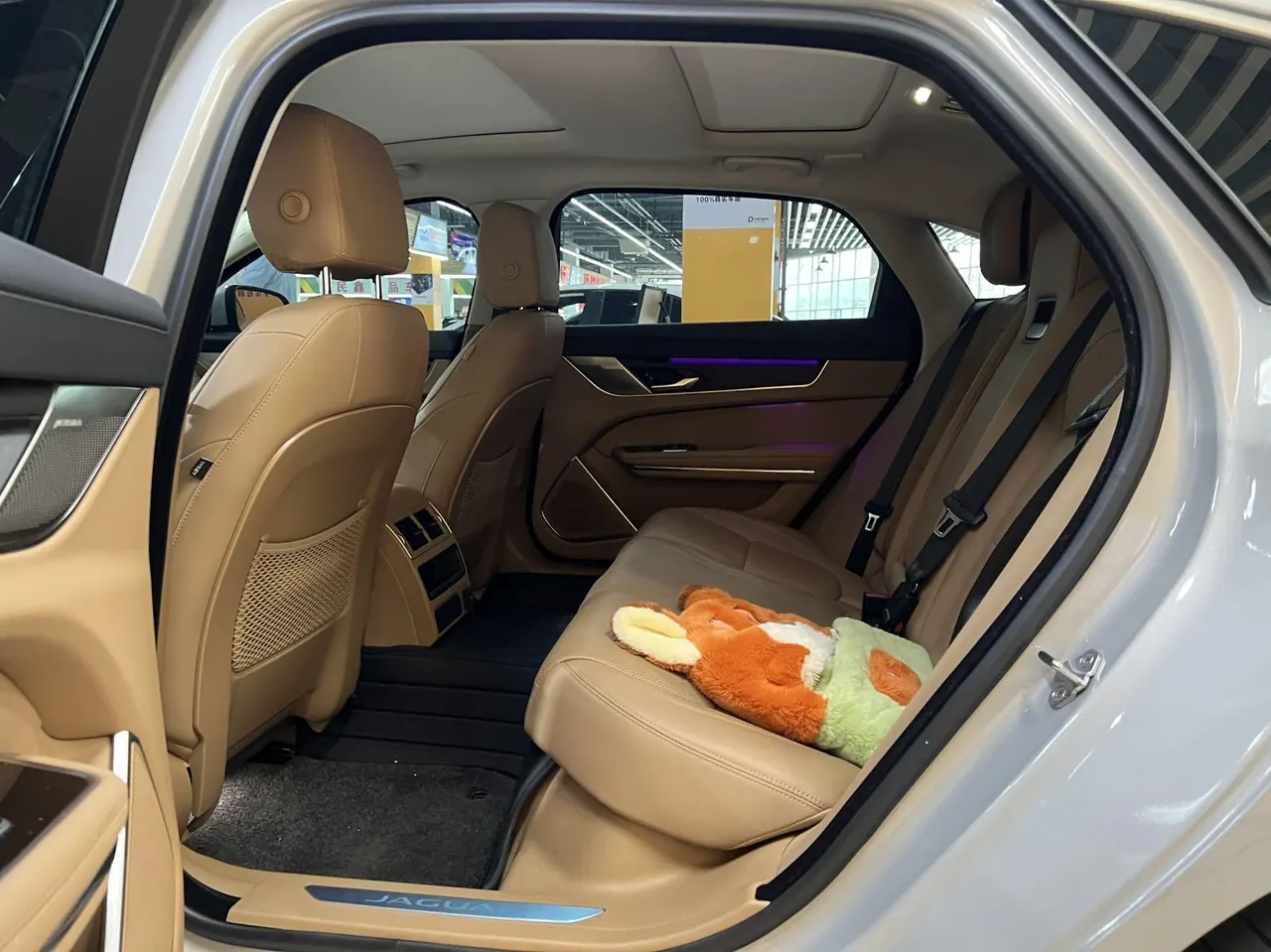 Jaguar 2024 XFL 2.0T P 12500.00g Drive Enjoy Deluxe Edition Automatic Gear 5
