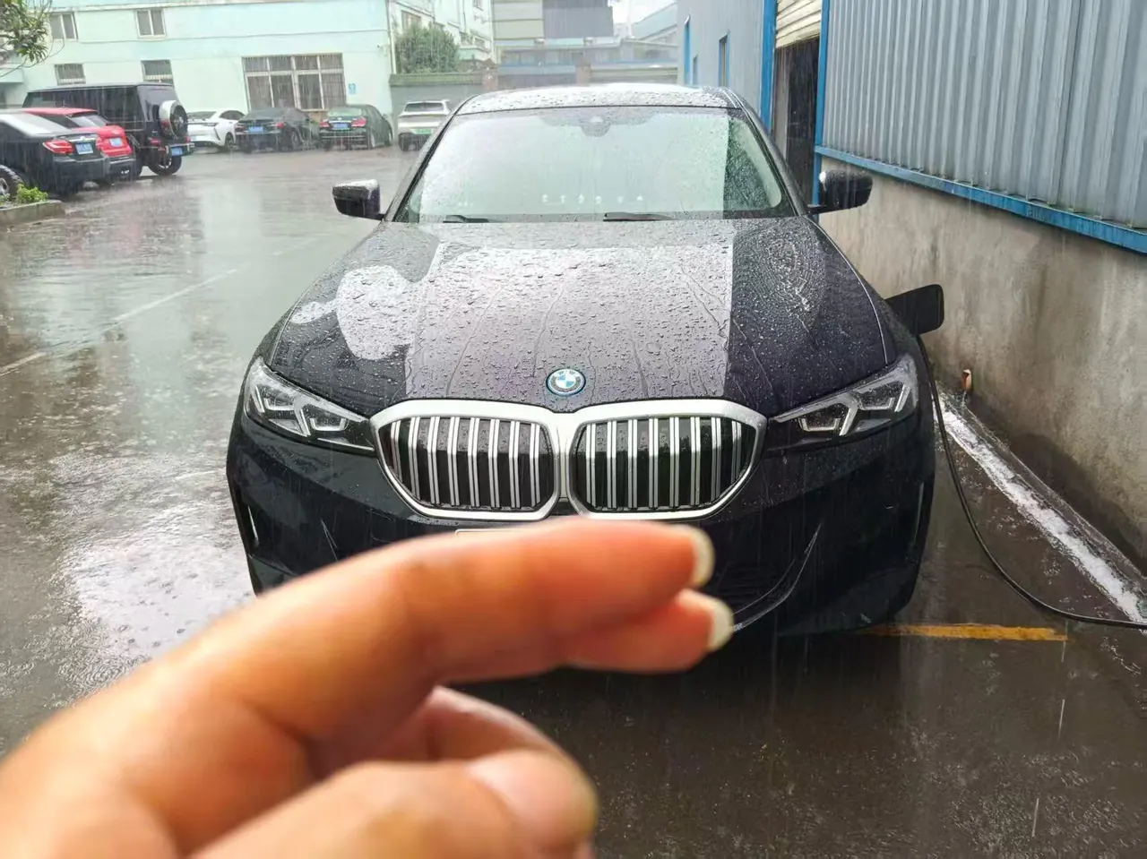 BMW 2024 i3 eDrive 40 L obsidian night suit automatic gear 2