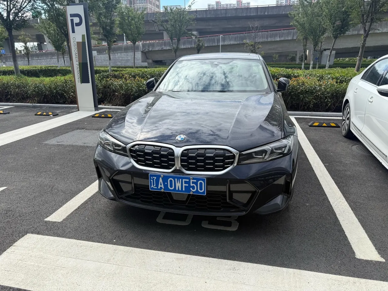 BMW 3 Series 2025 model 325i 2.0T M Sport Package automatic transmission 2