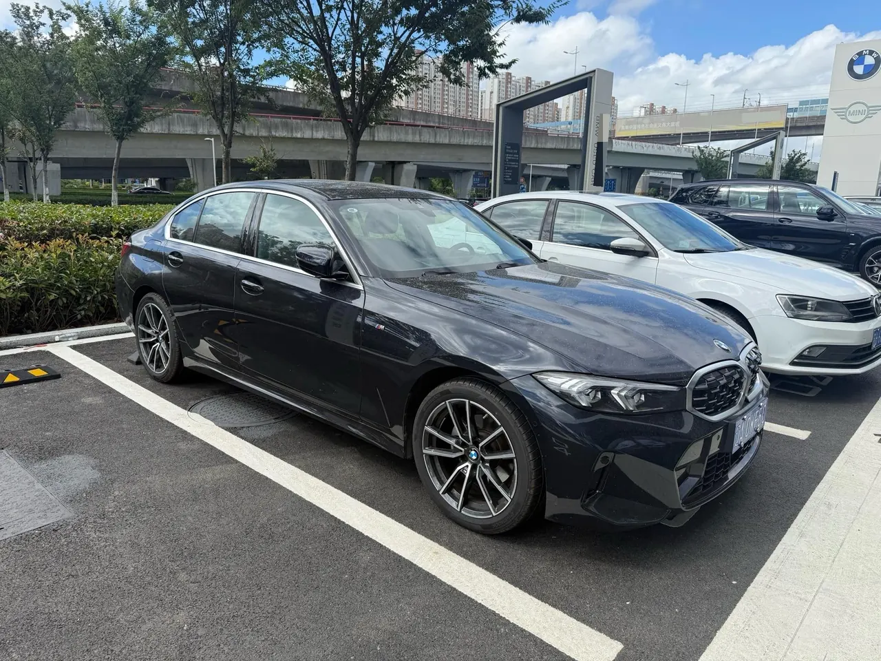 BMW 3 Series 2025 model 325i 2.0T M Sport Package automatic transmission 3