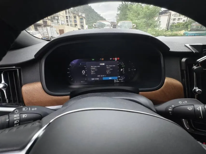 Volvo S90 New Energy 2020 S90 PHEV 2.0T T8 Zhiyi Deluxe Automatic Gear 4