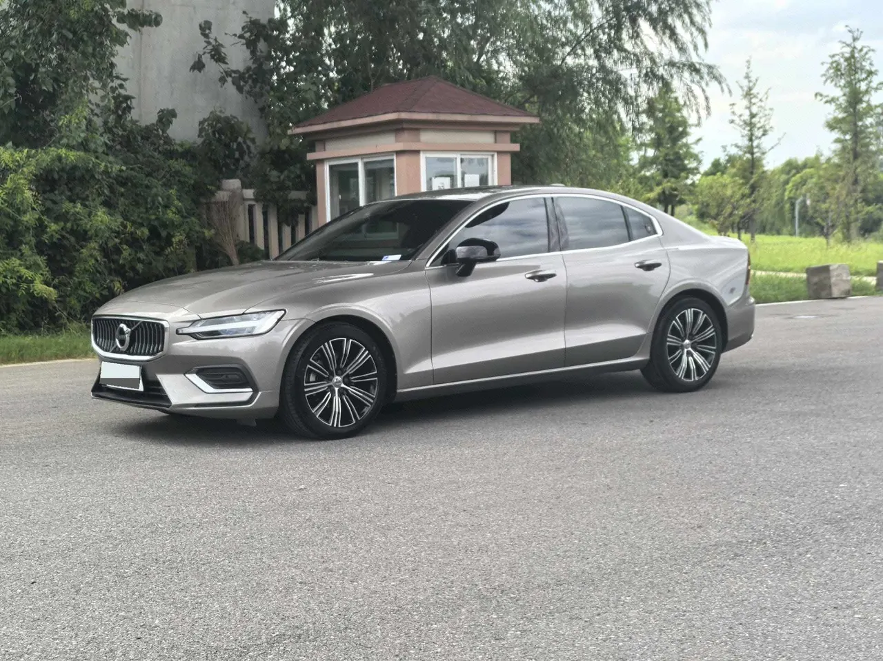 Open image lightbox: Volvo 2022 S60 48V 2.0T B4 Zhiyuan Deluxe Edition Automatic Gear