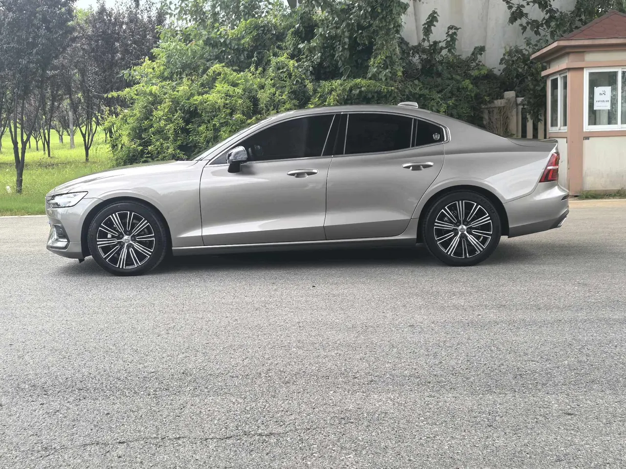 Volvo 2022 S60 48V 2.0T B4 Zhiyuan Deluxe Edition Automatic Gear 3