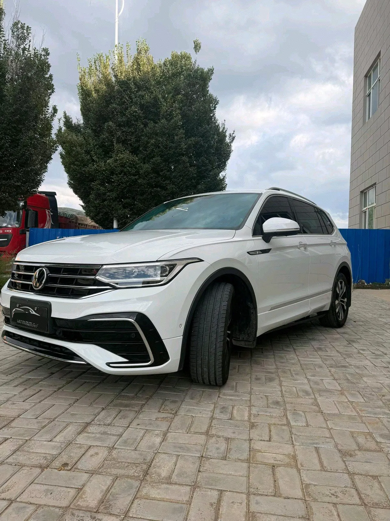 Open image lightbox: Volkswagen 2022 Tiguan L R-Line 2.0TSI 330TSI Two-Drive R-Line Overdrive Automatic Gear