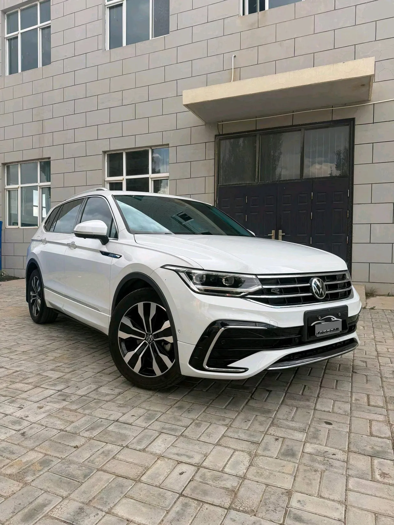 Volkswagen 2022 Tiguan L R-Line 2.0TSI 330TSI Two-Drive R-Line Overdrive Automatic Gear 2