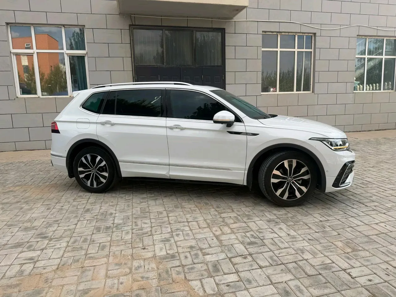 Volkswagen 2022 Tiguan L R-Line 2.0TSI 330TSI Two-Drive R-Line Overdrive Automatic Gear 3