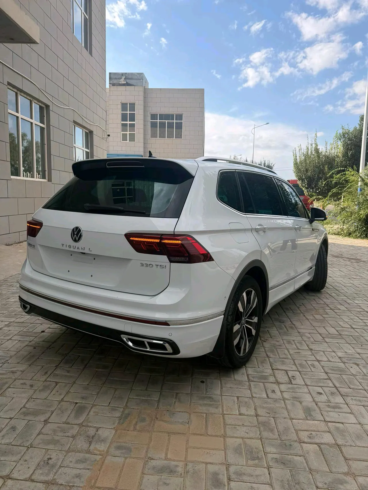 Volkswagen 2022 Tiguan L R-Line 2.0TSI 330TSI Two-Drive R-Line Overdrive Automatic Gear 4