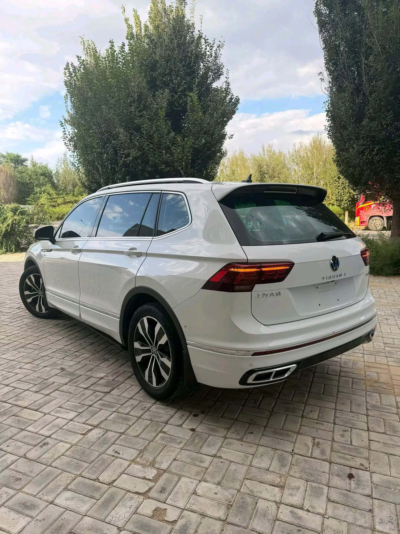 Volkswagen 2022 Tiguan L R-Line 2.0TSI 330TSI Two-Drive R-Line Overdrive Automatic Gear 5