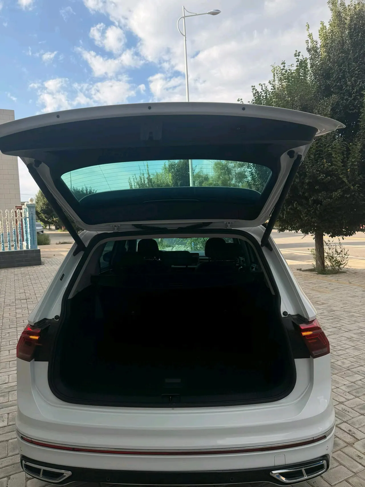 Volkswagen 2022 Tiguan L R-Line 2.0TSI 330TSI Two-Drive R-Line Overdrive Automatic Gear 6