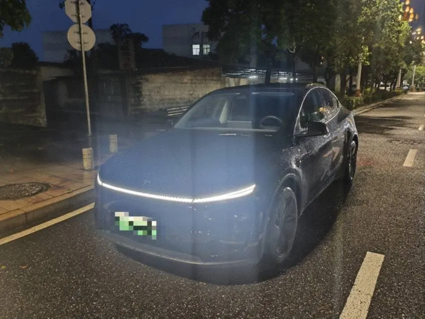 Open image lightbox: Tesla 2025 Model Y rear-wheel drive version automatic transmission