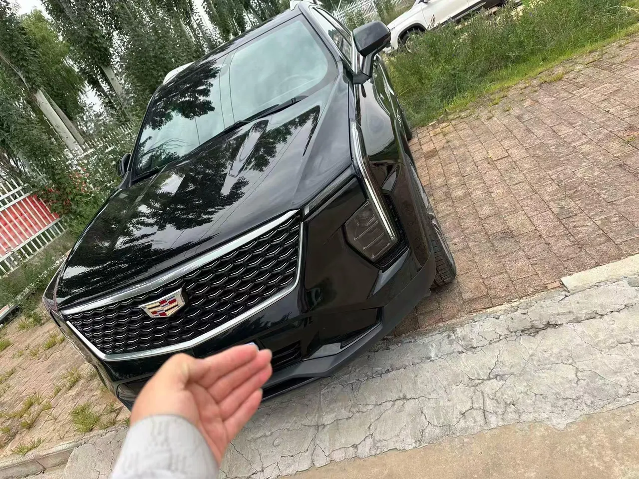 打开图片灯箱:Cadillac 2024 XT4 48V 2.0T 28T two-wheel drive distinguished automatic gear