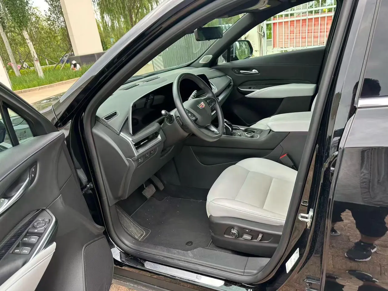 Cadillac 2024 XT4 48V 2.0T 28T two-wheel drive distinguished automatic gear 3