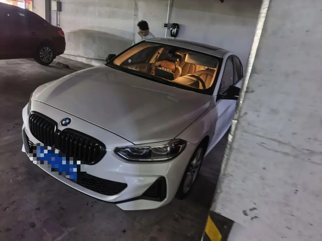 打开图片灯箱:BMW 1 Series 2023 125i 2.0T M Sports Obsidian Night Edition Automatic Gear