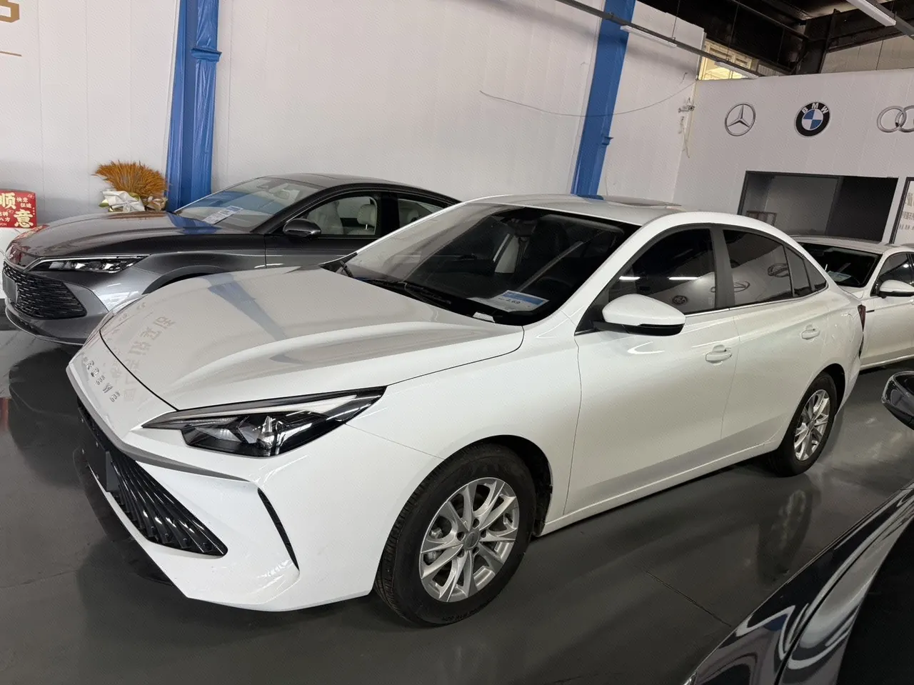 Roewe 2026 i5 1.5 Stepless Deluxe Edition Automatic Gear - View 1