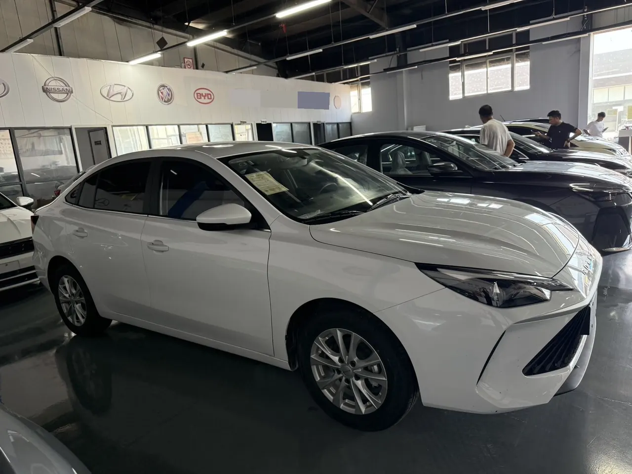 Roewe 2026 i5 1.5 Stepless Deluxe Edition Automatic Gear 3