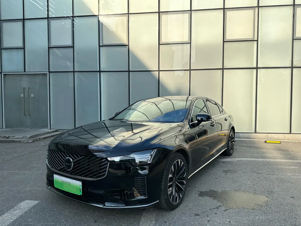 Volvo S90 New Energy 2026 Model S90 PHEV 2.0T T8 All-Wheel Drive Long-Range Intelligent Luxury Automatic - View 1