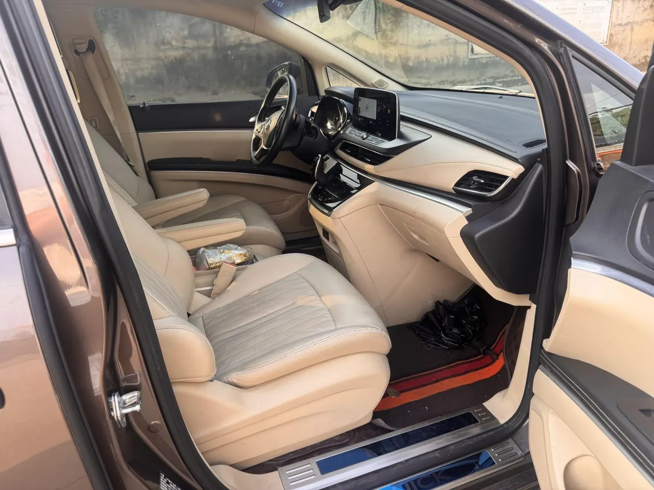 Buick 2023 GL8 Land Business Class 48V 2.0T 652T Luxury Automatic Gear 3