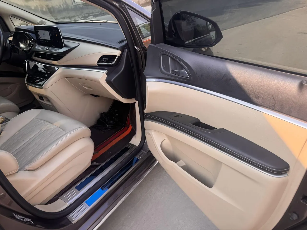 Buick 2023 GL8 Land Business Class 48V 2.0T 652T Luxury Automatic Gear 4