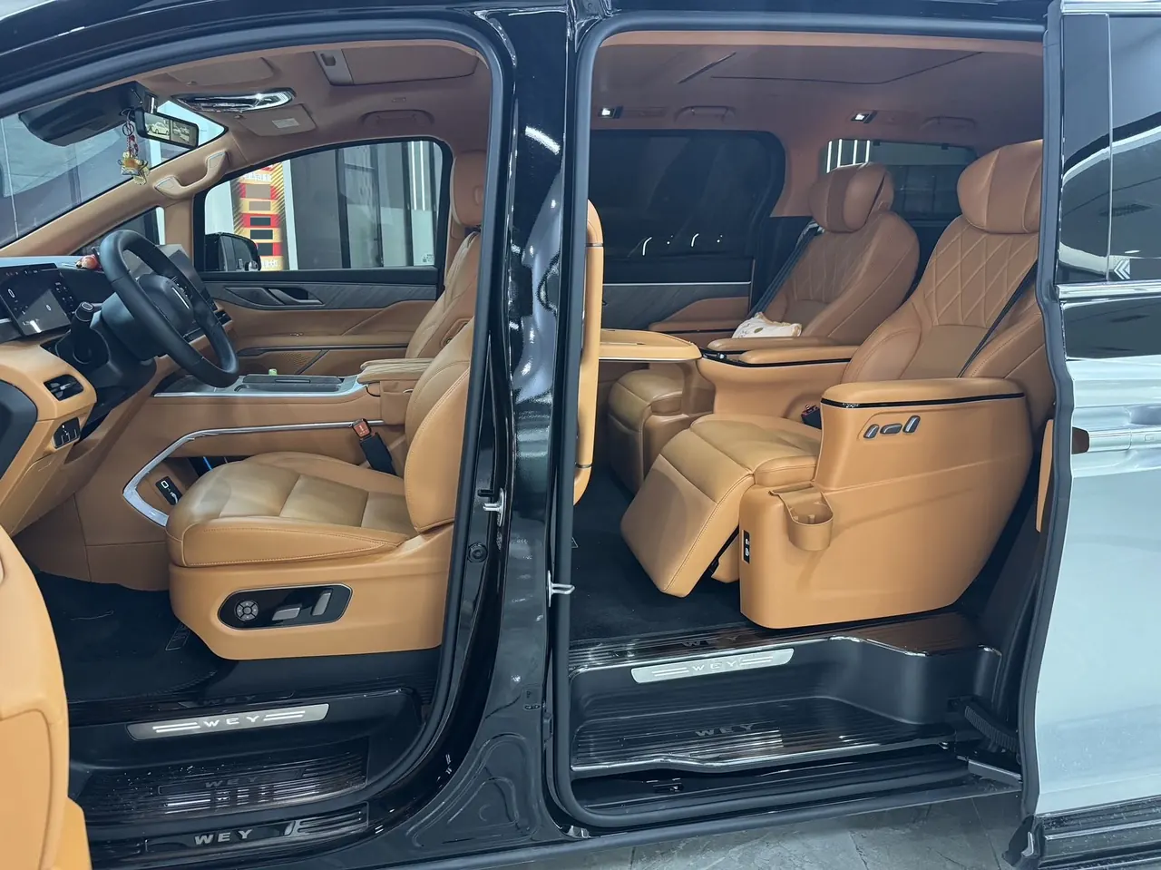 WEY 2025 VV7 Hi4 1.5T Four-Wheel-Drive Automatic Model 3