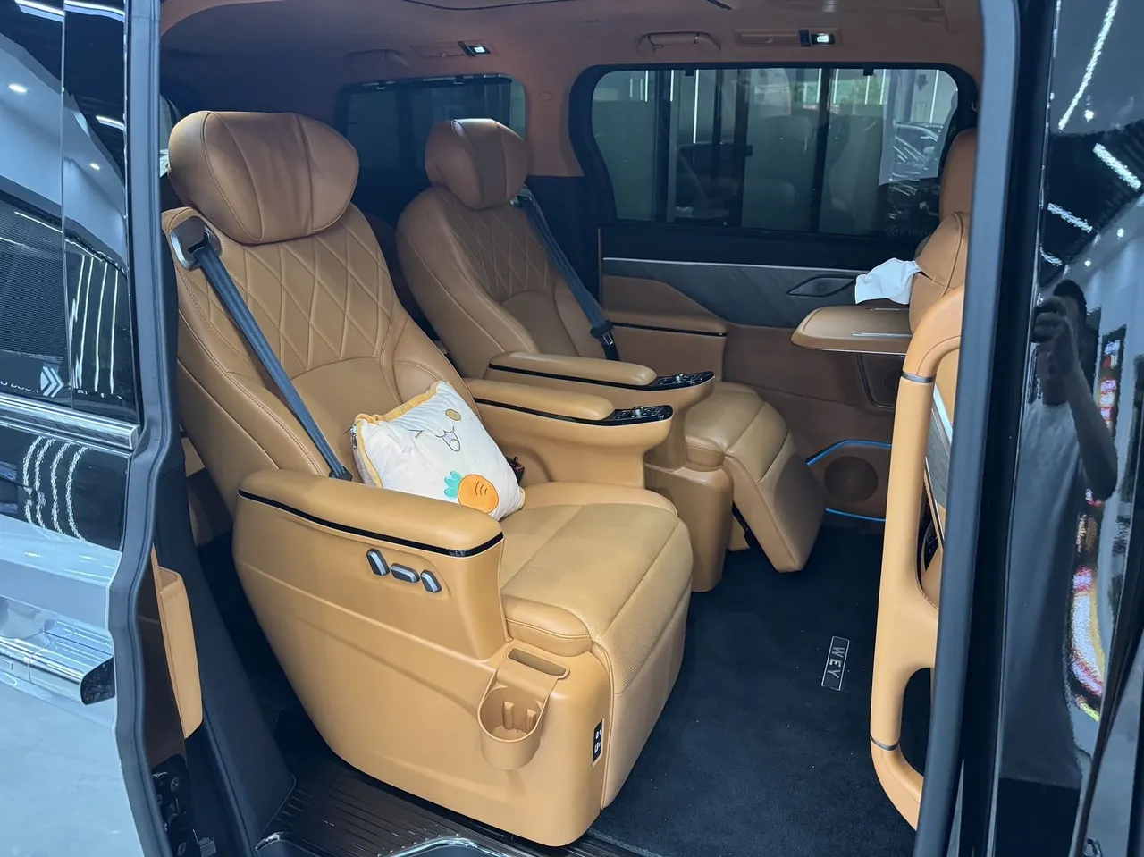 WEY 2025 VV7 Hi4 1.5T Four-Wheel-Drive Automatic Model 5