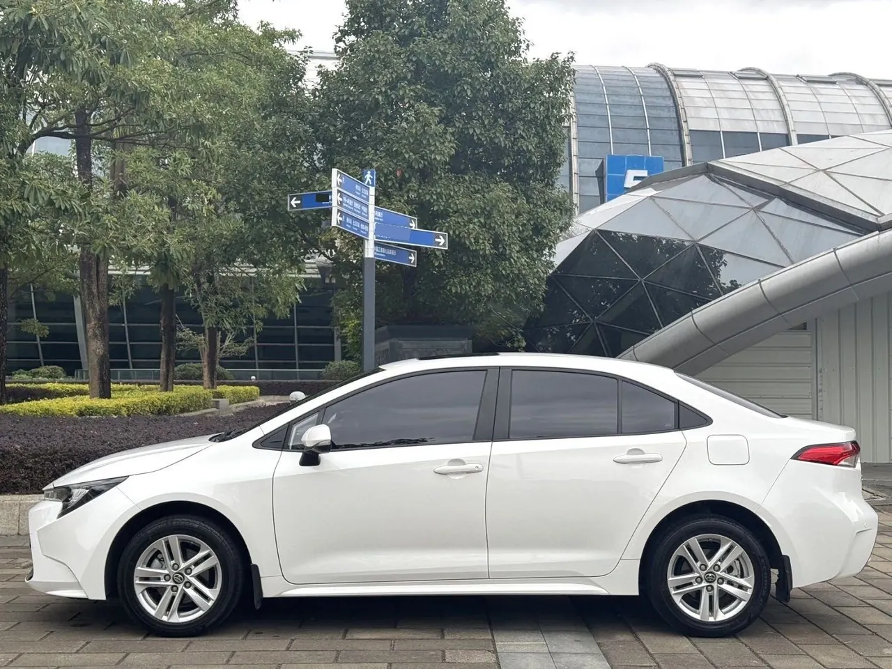 Toyota 2022 Lei Ling 1.2T Stepless 185T Deluxe Automatic Gear 4