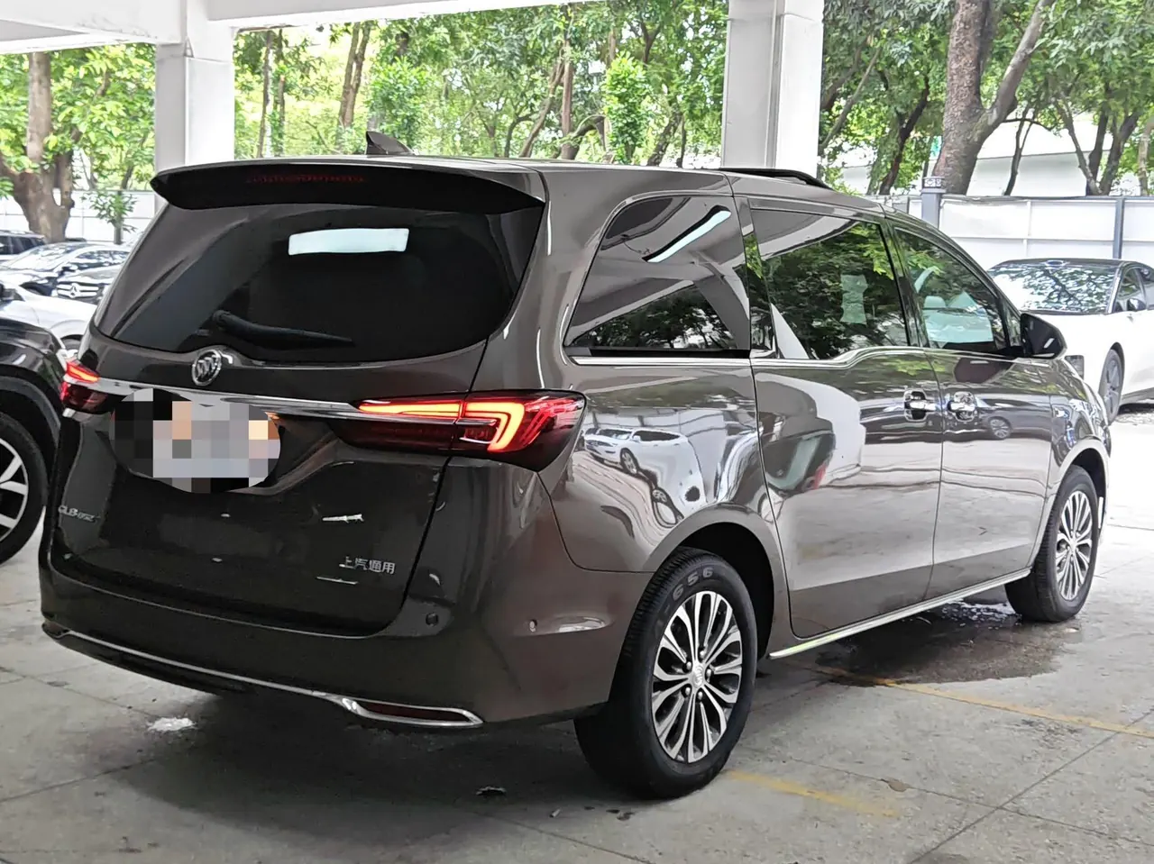 Buick 2023 GL8 Land Business Class 48V 2.0T 652T Premium Automatic Gear 3