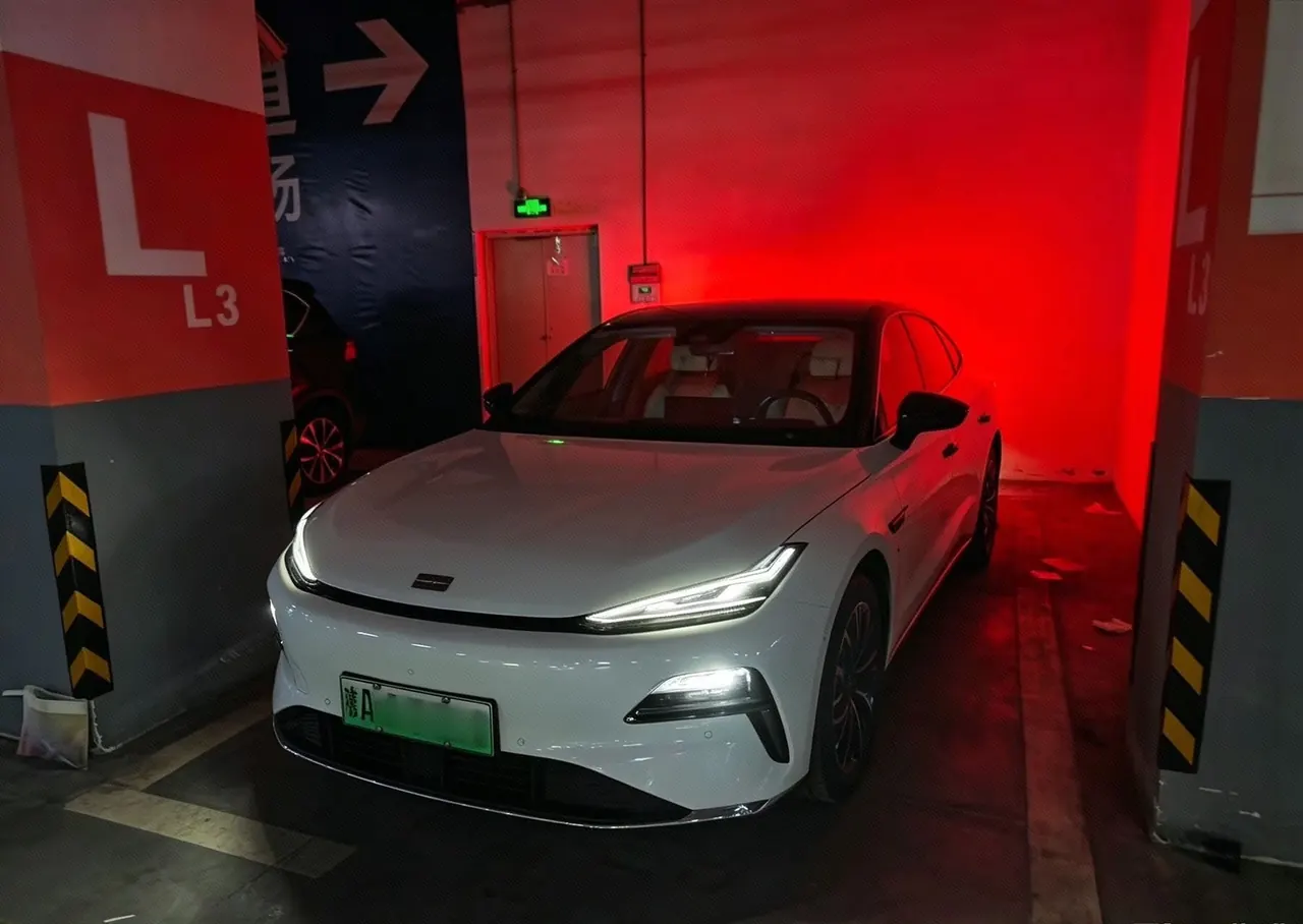 Open image lightbox: Geely Galaxy 2025 Xingyao 8 EM-i 1.5 130km Premium Edition Automatic Gear