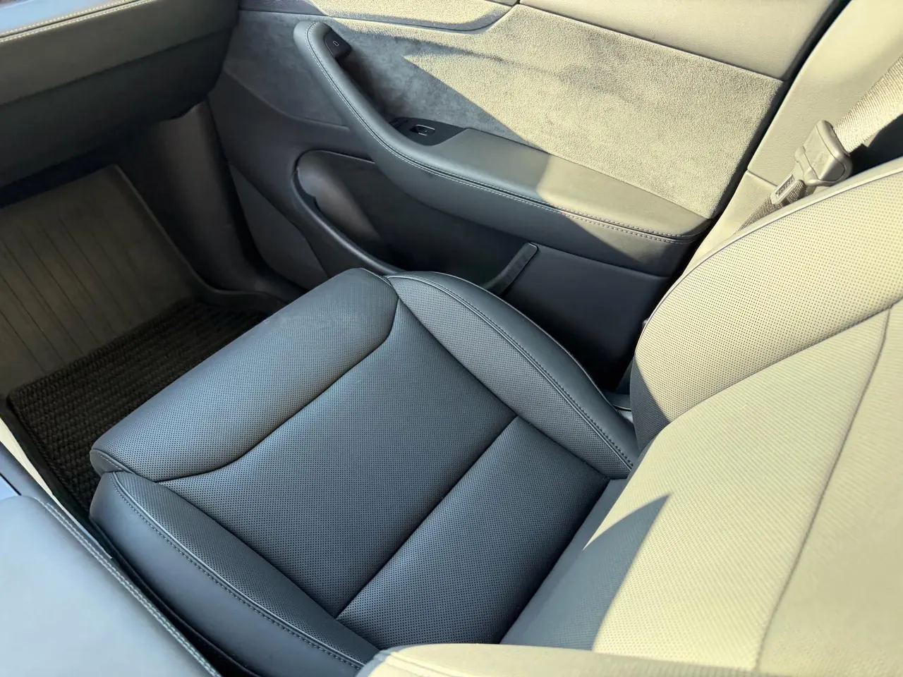 Tesla 2025 Model Y L Long Endurance All-Wheel Drive Automatic Transmission 10
