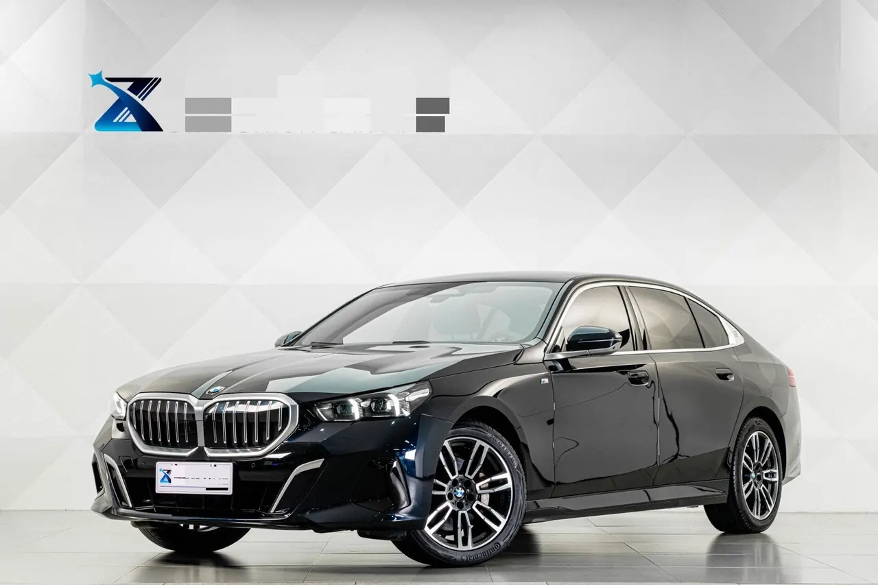 打开图片灯箱:BMW 5 Series 2024 model 530Li 48V 2.0T Leading Edition M Sport Package Automatic
