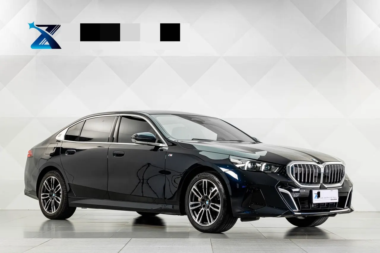 BMW 5 Series 2024 model 530Li 48V 2.0T Leading Edition M Sport Package Automatic 3