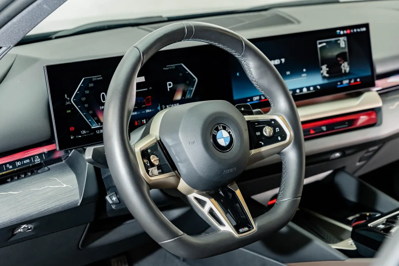 BMW 5 Series 2024 model 530Li 48V 2.0T Leading Edition M Sport Package Automatic 5