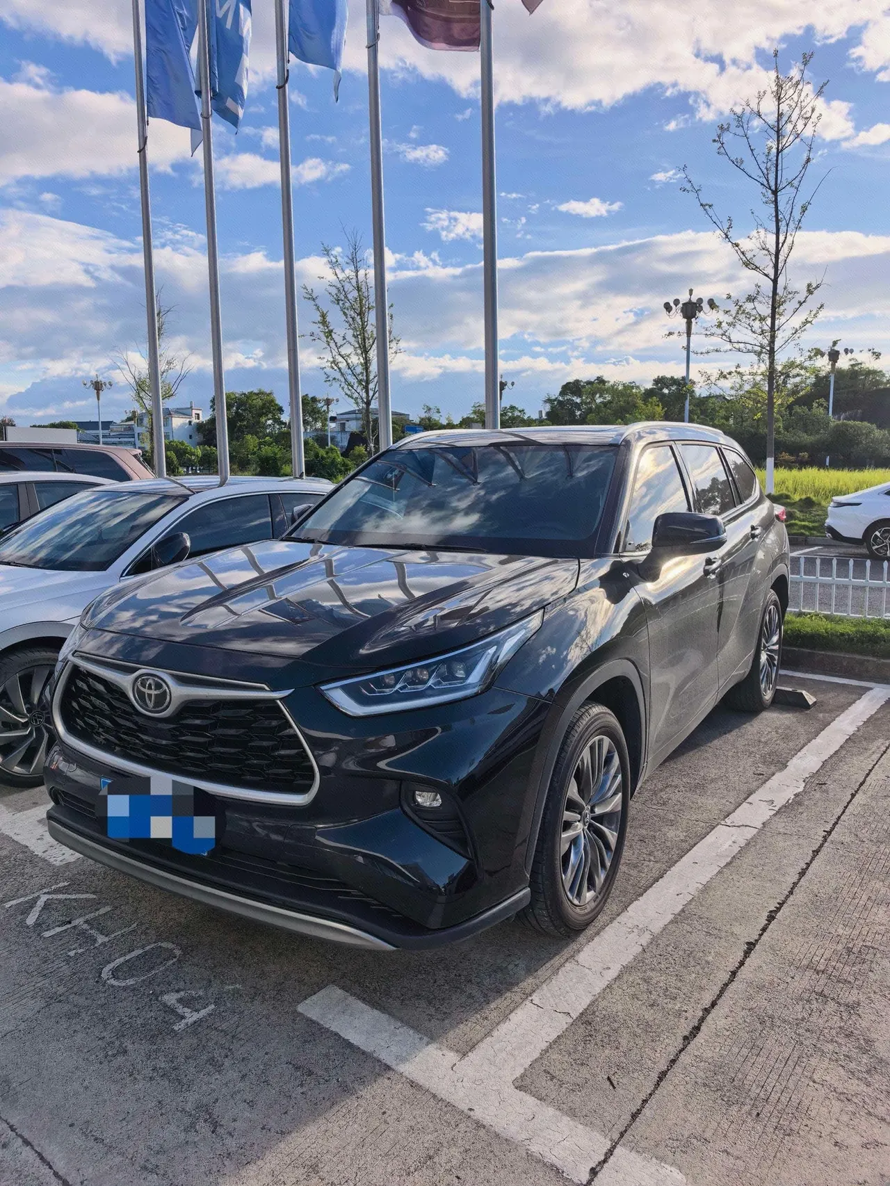 Open image lightbox: Toyota 2026 Highlander Dual Engine 2.5 Stepless Intelligent Electric Hybrid Two-Drive Deluxe Edition 7-seat Automatic Transmission