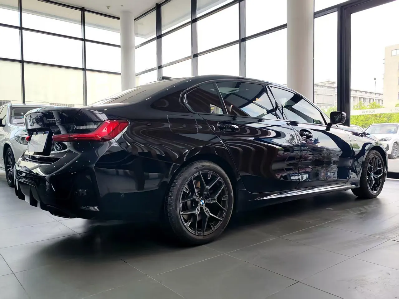 BMW 3 Series 2026 330Li 2.0T M Sports Obsidian Night Suit Automatic Gear 4