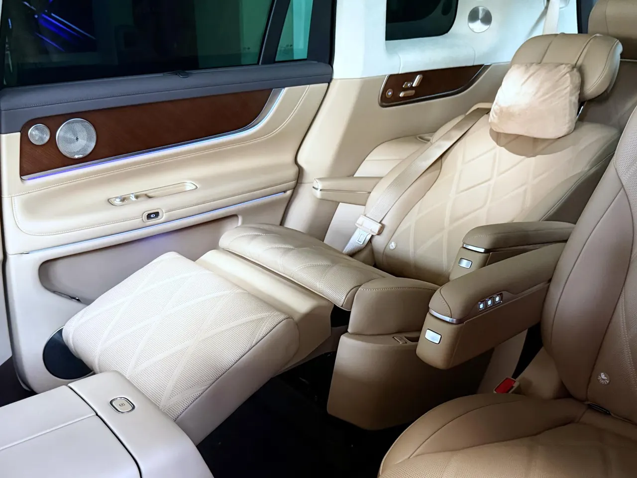 AITO 2025 AITO M9 extended range Ultra version 52kWh6 seat version automatic gear 11